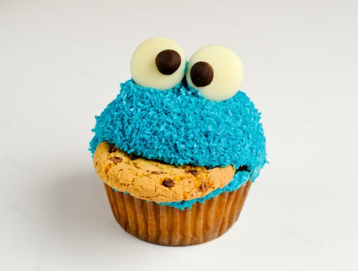 cookie monster cupcake in blau mit augen geburtstagskuchen kichen lustige muffins für kindergeburtstag
