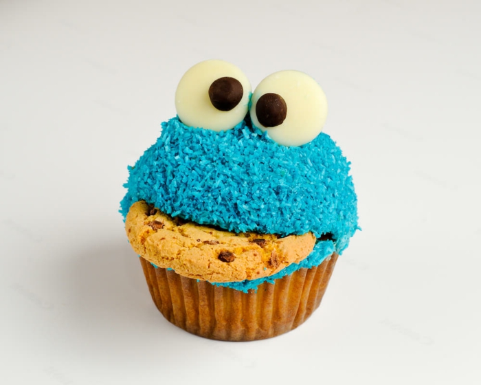 cookie monster cupcake in blau mit augen geburtstagskuchen kichen lustige muffins für kindergeburtstag