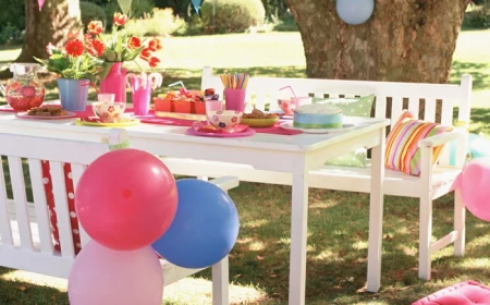 deko geburtstag zu hause balloons baloon dekorationen am tisch und frische blumen darauf