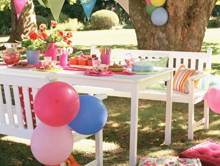 deko geburtstag zu hause balloons baloon dekorationen am tisch und frische blumen darauf