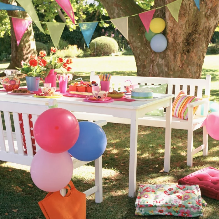 deko geburtstag zu hause balloons baloon dekorationen am tisch und frische blumen darauf