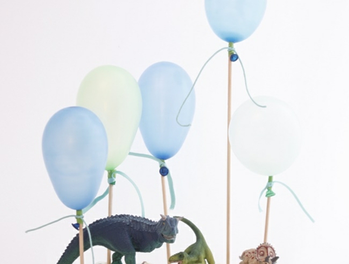 dinosaurier motto geburtstagskuchen kindergeburtstag dekoration blaue luftballons leckere rezepte für torten