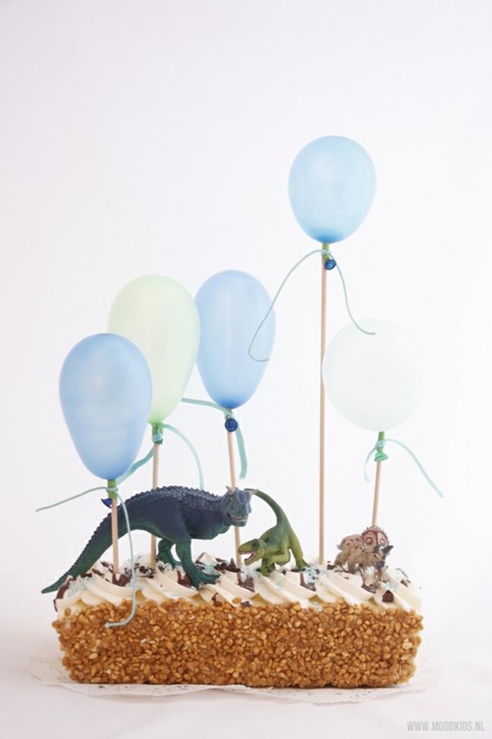 dinosaurier motto geburtstagskuchen kindergeburtstag dekoration blaue luftballons leckere rezepte für torten