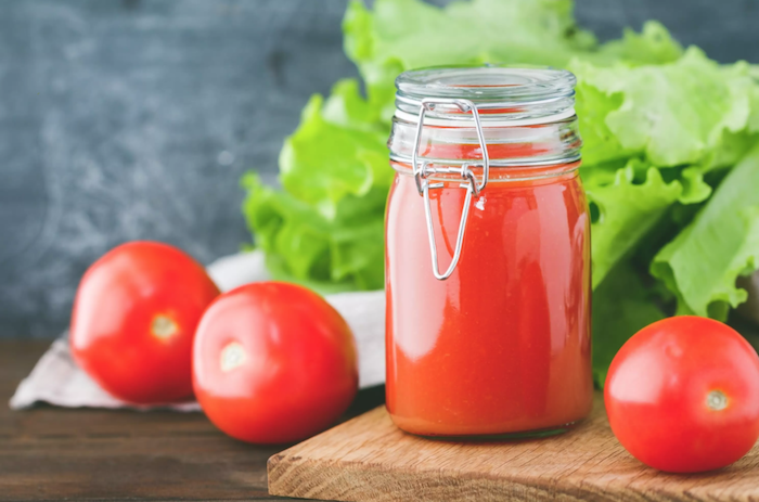 drei rote tomaten und ein glas mit roter tomatensauce salat ein rezept mit frischen tomaten