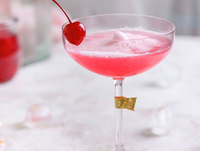 ein cocktailglas mit einem pinken getränk mit gin cherry cocktails mit gin der cocktail pink lady