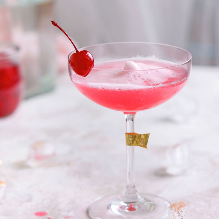 ein cocktailglas mit einem pinken getränk mit gin cherry cocktails mit gin der cocktail pink lady