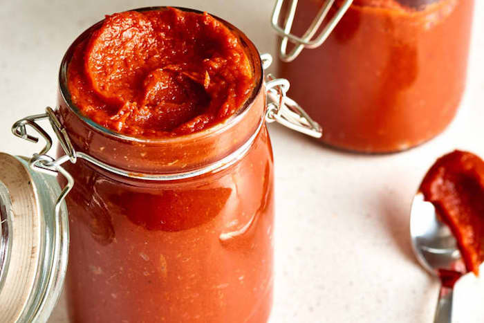 ein glas mit soße aus tomaten wie kann man tomaten einkochen rezepte gläser mit tomatensoße