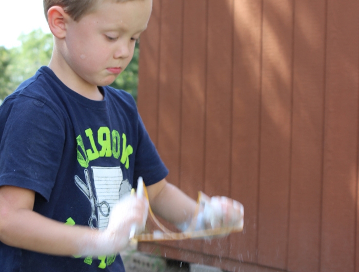 ein kind mit blauem t shirt seifenblasen selber machen rezept ohne glycerin garten