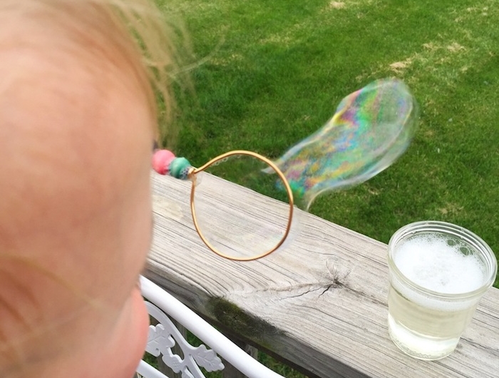ein kleines kind seifenblsen selber machen diy anleitung stabile seifenblasen rezept ein putestab für seifenblasen