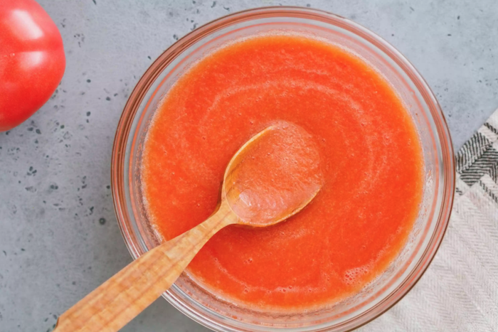 ein löffel aus holz wie kann man tomaten einkochen rezepte eine schüssel mit roter eingekochten sauce