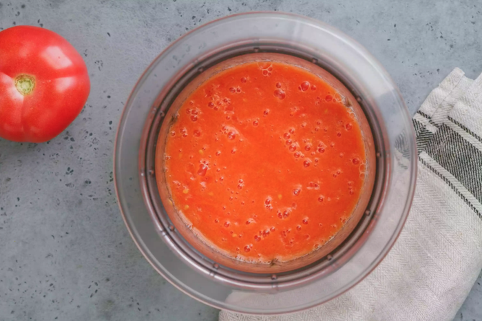 ein teller mit einer roten tomatensoße wie kann man tomaten einkochen rezepte tomaten einkochen im backofen