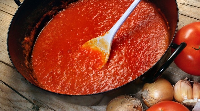 ein tisch aus holz wie kann man tomaten einkochen rezepte viele kleine kboblauchzehen rezepte mit tomaten