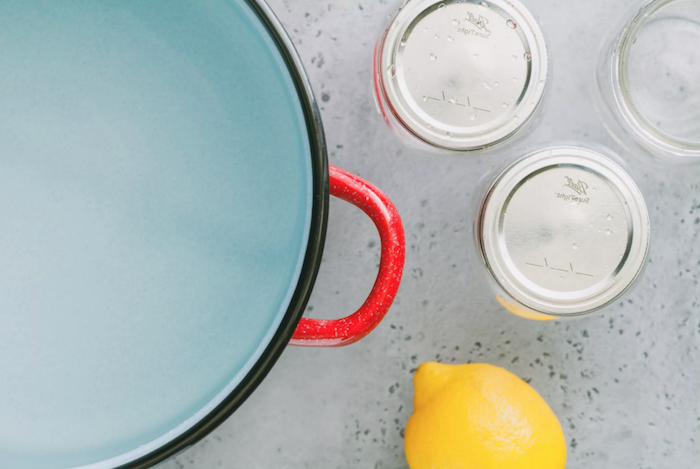 eine gelbe zitrone wie kann man tomaten einkochen rezepte drei gläser ein topf mit wasser