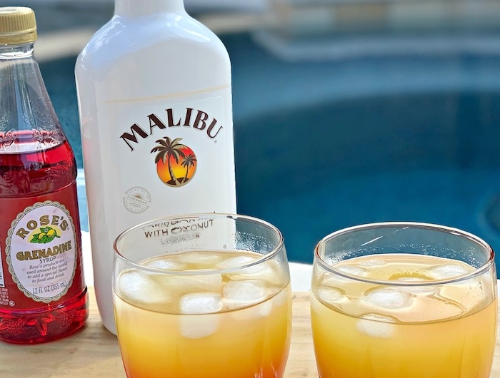 eine weiße flasche malibu cocktail rezepte twei gläser mit einem orangen cocktail und mit eiswürfeln
