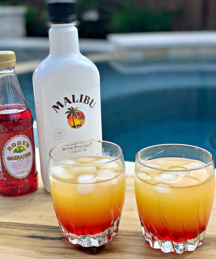 eine weiße flasche malibu cocktail rezepte twei gläser mit einem orangen cocktail und mit eiswürfeln