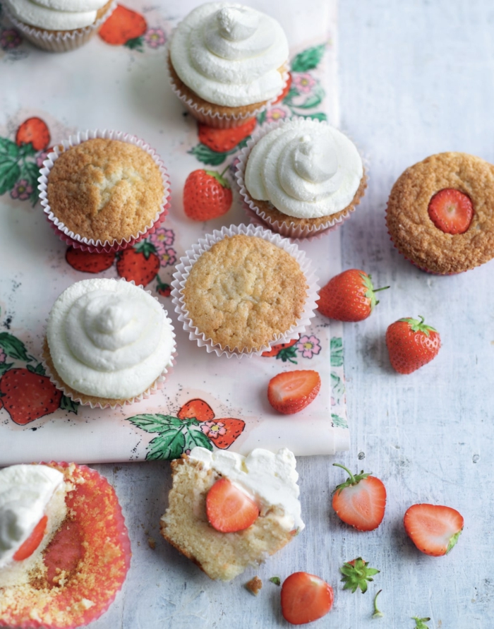 einfache cupcakes kuchen rezepte mit erdbeeren und sahne leckere rezepte backen mit wenig zutaten