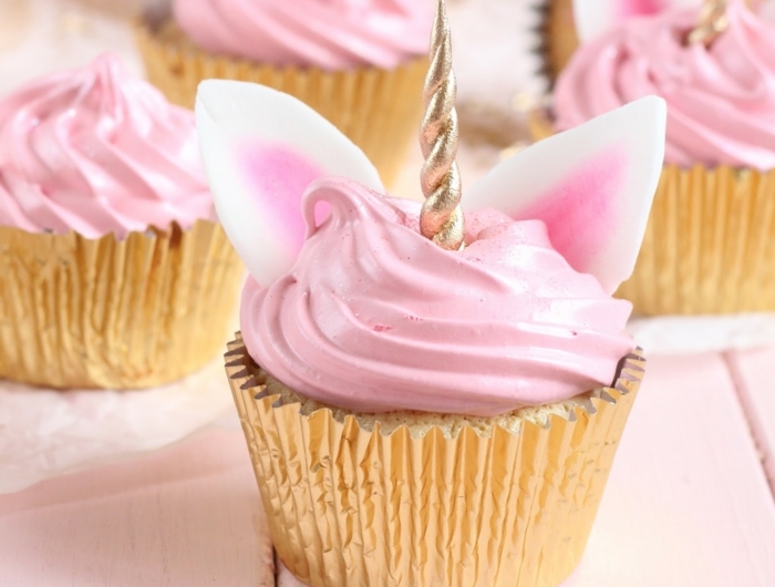 einhorn cupcakes pinke glasur rezept lustige muffins für kinder geburtstag leckere kuchen backen