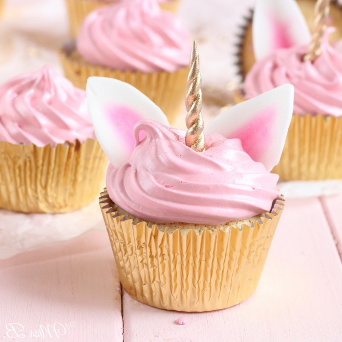 einhorn cupcakes pinke glasur rezept lustige muffins für kinder geburtstag leckere kuchen backen
