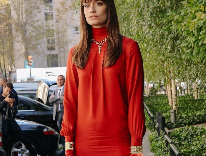 elegantes rotes kleid street style inspiration mittellange haare frisur 2020 mit pony accessoires halskette und zwei armbänder