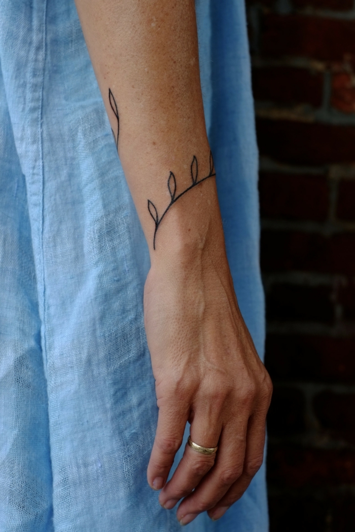 elegantes tattoo am arm von rebe schöne tattoos für frauen outfit im langen blauen kleid