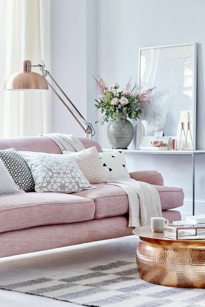 farben für wohnzimmer zimmer ideen rosa sofa kupferfarbener kaffeetisch schöne dekokissen zimmerdeko wandfarbe trend 2020