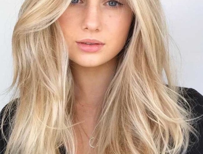 feste haarfarben lange blonde haare mit strähnen california girl inspiration frisuren lange haare schwarze bluse