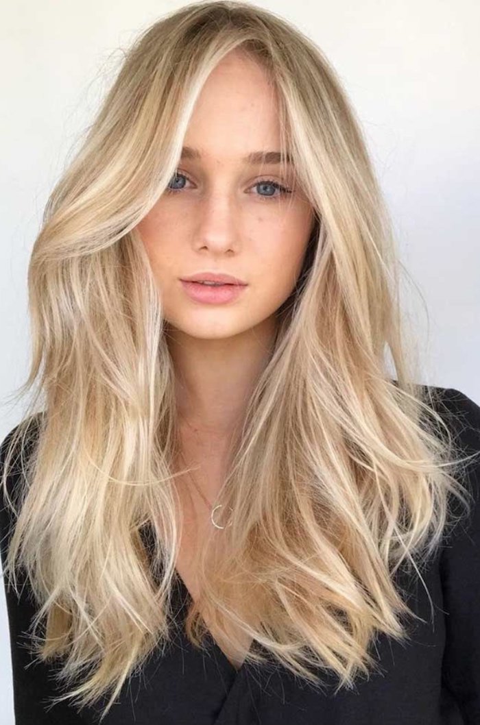 feste haarfarben lange blonde haare mit strähnen california girl inspiration frisuren lange haare schwarze bluse 