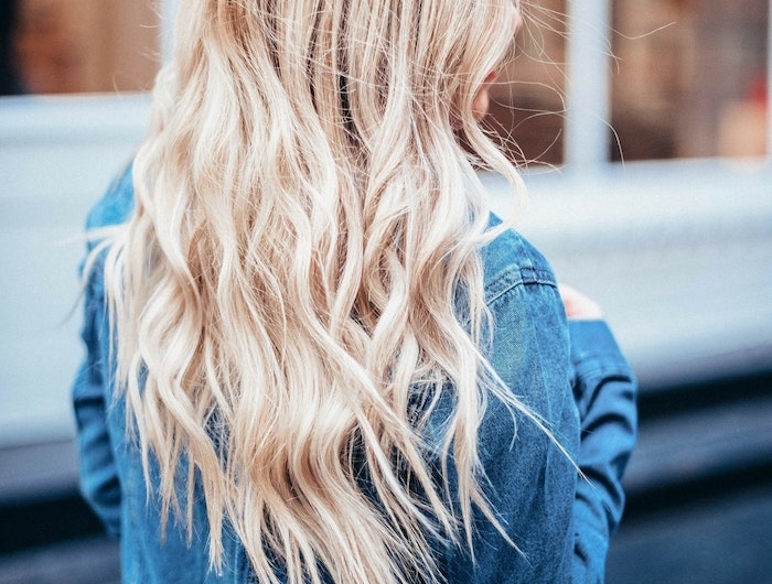 frau mit sehr langen gewellten blonden haaren feste haarfarbe trendfrisuren 2020 damen inspiration