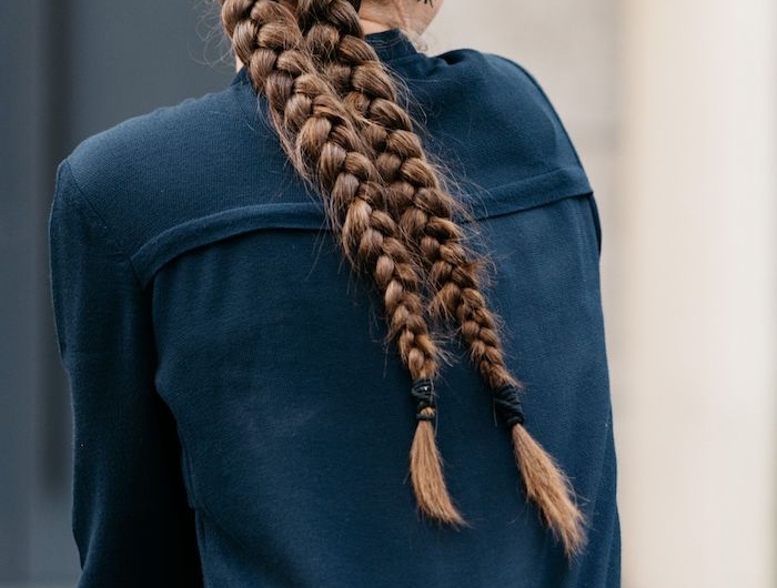 frisurentrend 2020 zöpfe braune haare geflochten in zwei zöpfen trendfrisuren 2020 damen blauer overall casual style inspiration