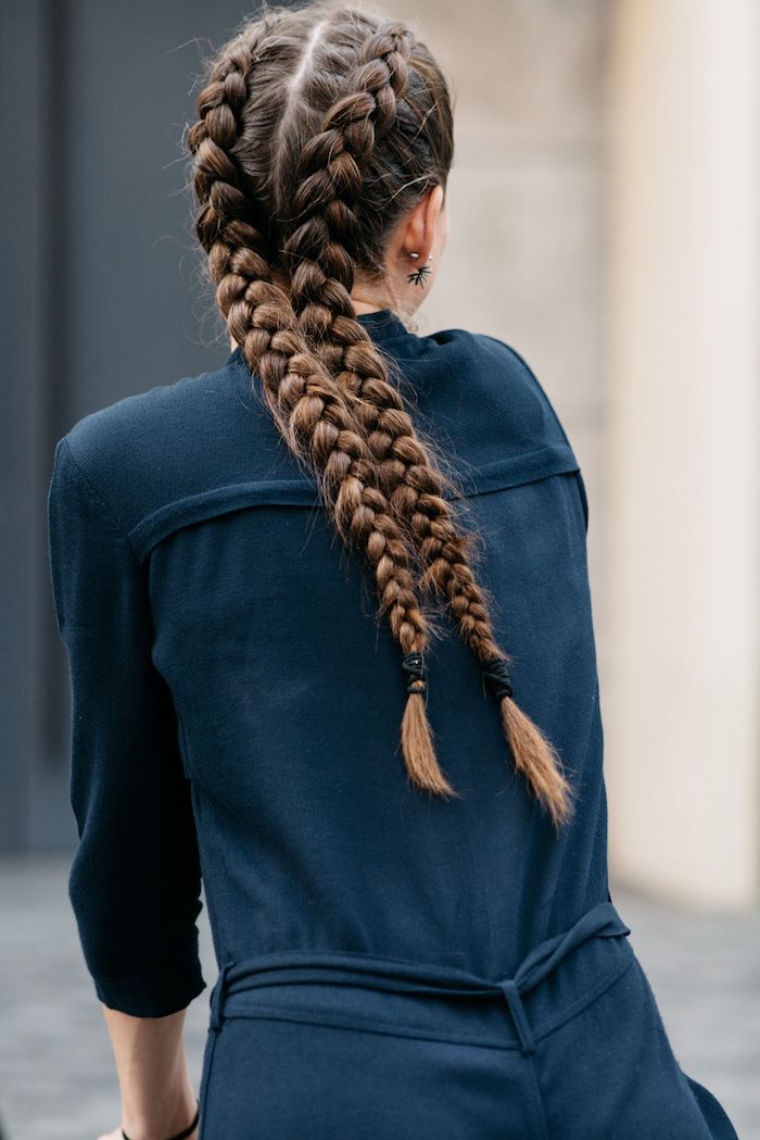 frisurentrend 2020 zöpfe braune haare geflochten in zwei zöpfen trendfrisuren 2020 damen blauer overall casual style inspiration