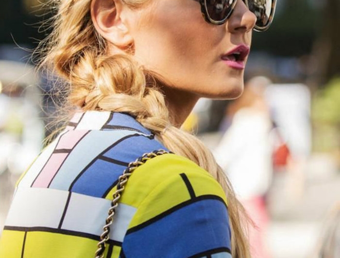frisurentrend 2020 zöpfe frisuren lange haare blond bunte bluse runde sonnenbrillen street style inspiration