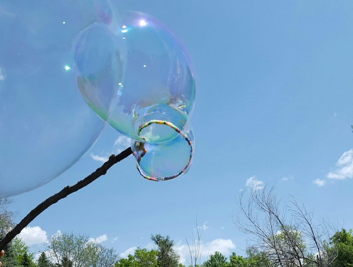 garten und blauer himmel mit wolken seifenblsen selber machen diy anleitung stabile seifenblasen rezept stab für blasen