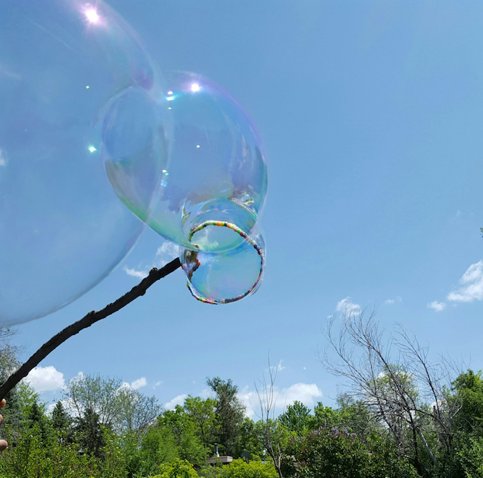 garten und blauer himmel mit wolken seifenblsen selber machen diy anleitung stabile seifenblasen rezept stab für blasen