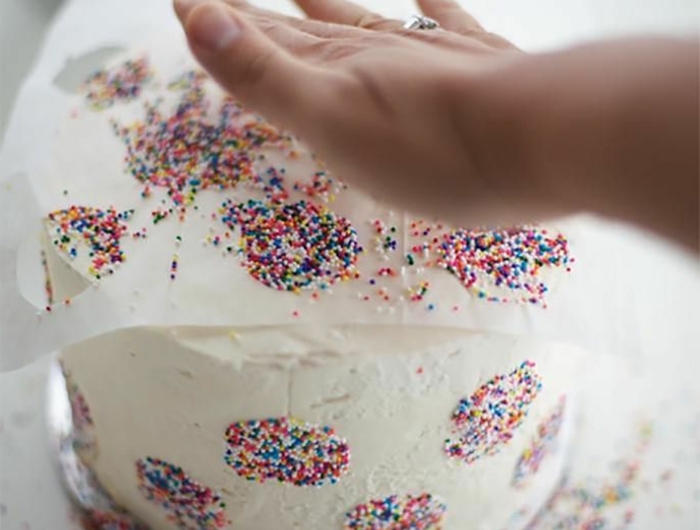 geburtstagskuchen kindergeburtstag sahnetorte mit konfetti klassische torte zum geburtstag leckere ideen
