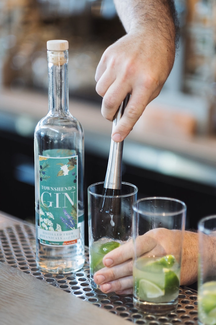 gin rickey gläser ein e flsche mit gin cocktail rezepte glas mit limetten