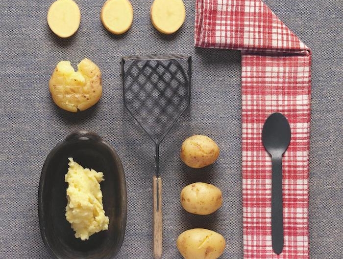 hilfreiche hausmittel gegen husten eine schüssel mit zerdrückten gelben kartoffeln wie kann man kartoffelwickel gegen reizhusten zubereuten