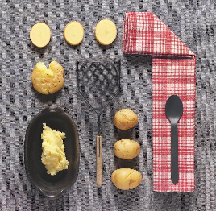 hilfreiche hausmittel gegen husten eine schüssel mit zerdrückten gelben kartoffeln wie kann man kartoffelwickel gegen reizhusten zubereuten