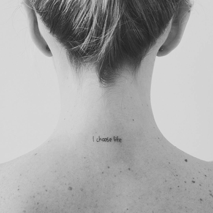 i choose life tattoos mit bedeutung minimalistisches design tattoo auf dem nacken