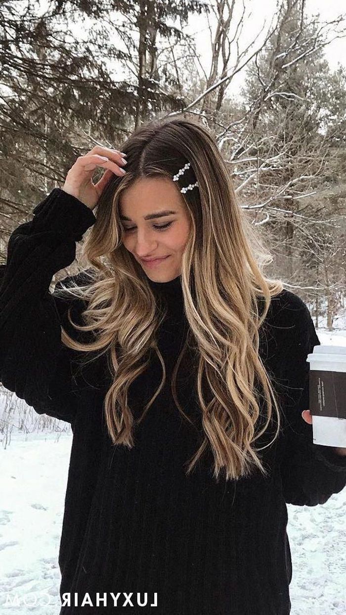 ideen winter outfits schwarzer oversized pullover balayage braun blond lange gewellte haare braun mit blonden strähnen zwei weiße haarspangen