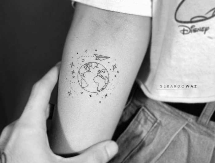 inspiration originelle ideen tattoos mit bedeutung minimalistische tattoos von der welt mit sternen