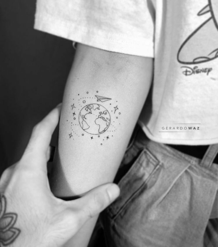 inspiration originelle ideen tattoos mit bedeutung minimalistische tattoos von der welt mit sternen