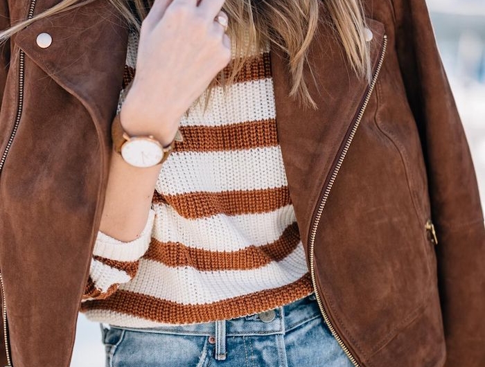 inspiration smart casual dresscode für damen jeans braun weißer pullover und braune lederjacke braune haare mit strähnen