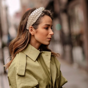 inspiration street style modern und stylisch haaraccessoires weißes haarband mit perlen grünes kleid trendfrisuren 2020 damen