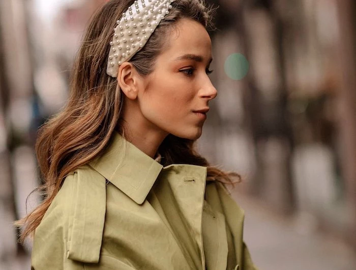 inspiration street style modern und stylisch haaraccessoires weißes haarband mit perlen grünes kleid trendfrisuren 2020 damen