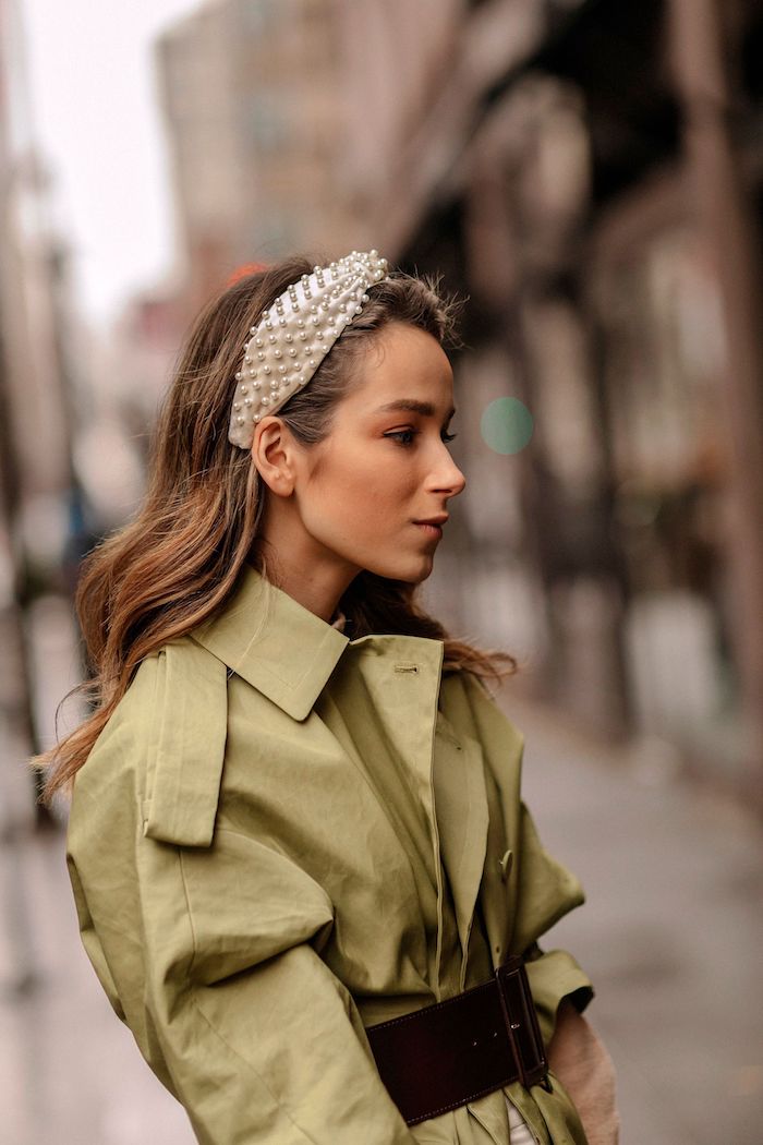 inspiration street style modern und stylisch haaraccessoires weißes haarband mit perlen grünes kleid trendfrisuren 2020 damen 