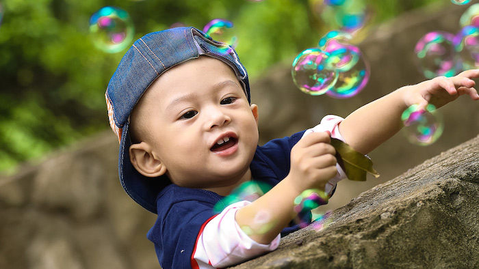 kleine bunte seifenblasen ein kleines kind eine diy anleitung wie man große seifenblasen selber machen kann