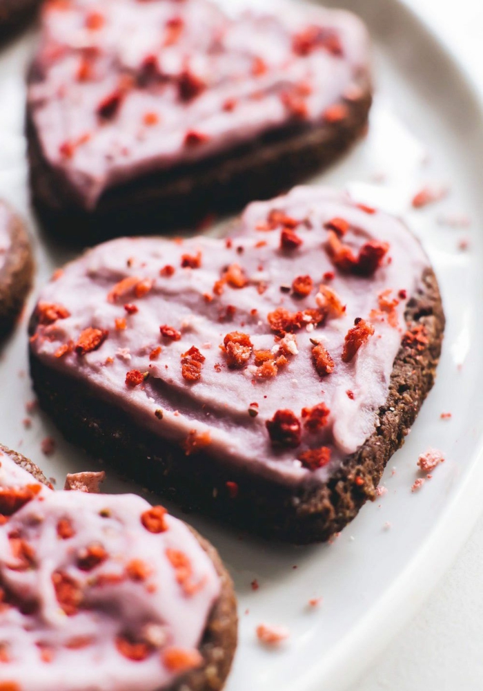 kleine schoko plätzchen herzform mit pinker glasur leckere rezepte zum backen