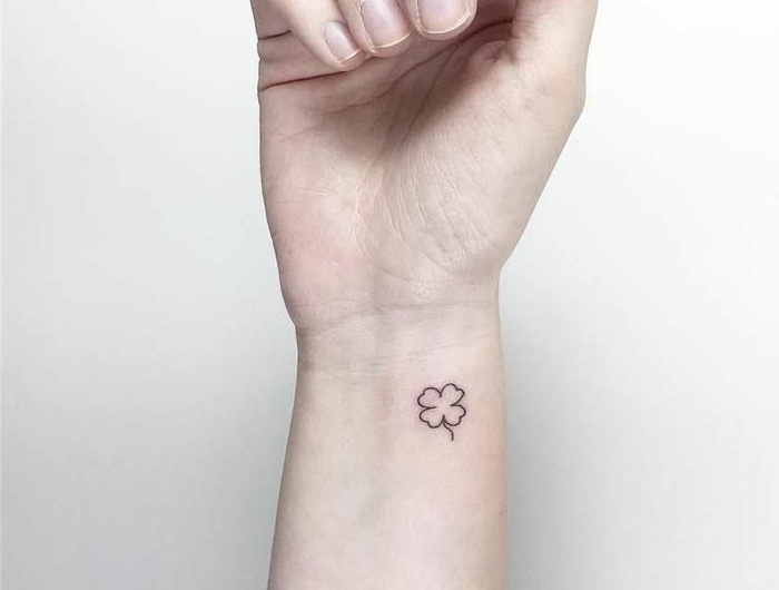 kleine tattoos handgelenk mit bedeutung vierblättriges kleeblatt tattoo symbol von glück und reichtum