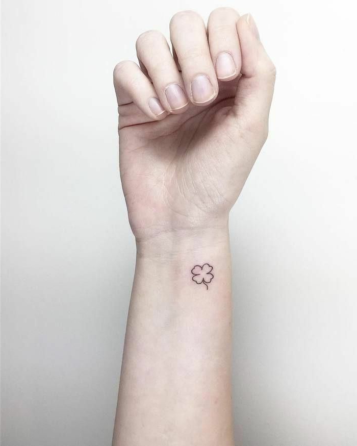 kleine tattoos handgelenk mit bedeutung vierblättriges kleeblatt tattoo symbol von glück und reichtum