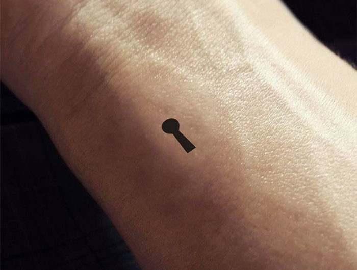 kleine tattoos handgelenk von einem schloss minimalistische tattoos mit bedeutung